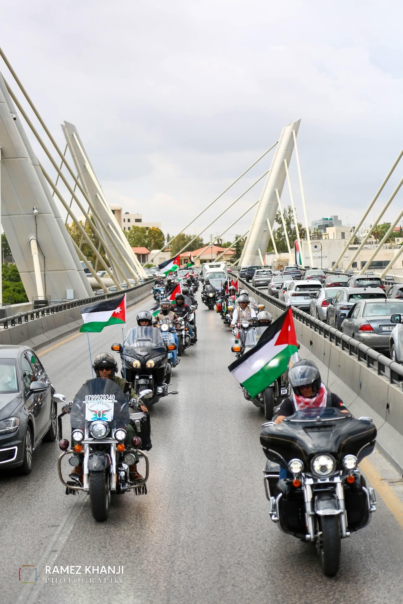 القافلة تعبر جسر عبدون بصفين من الأعلام