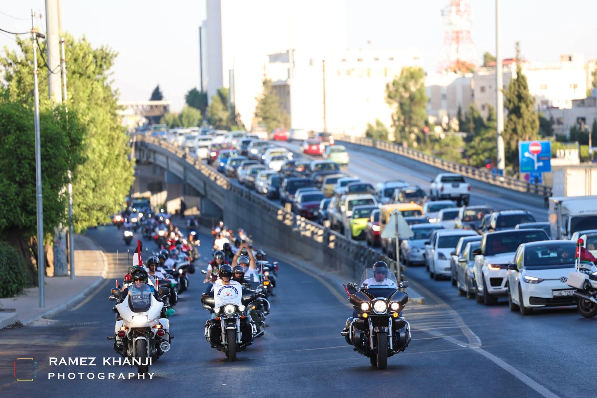 القافلة على طريق رئيسي بينما يقف طابور طويل من السيارات على الجسر المجاور