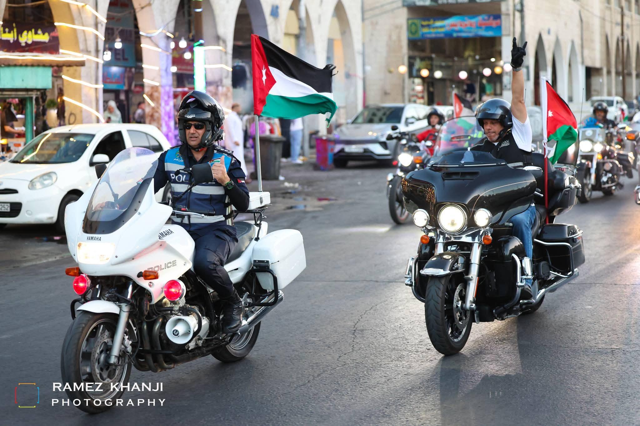 مواكبة دورية الأمن العام لدراجة تحمل العلم في وسط البلد