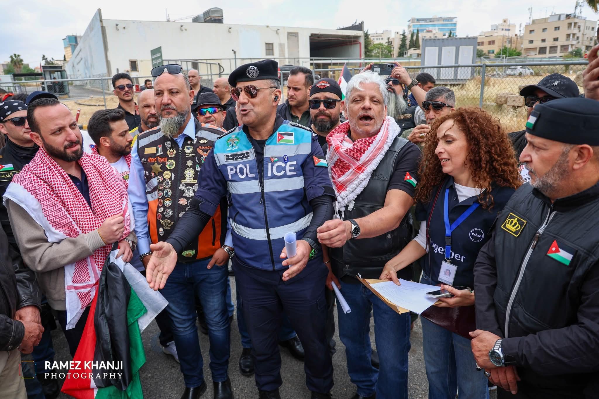 ضابط من الأمن العام بين أعضاء النادي قبل انطلاق المسيرة، وأوراق التنظيم في أيدي المنظّمين