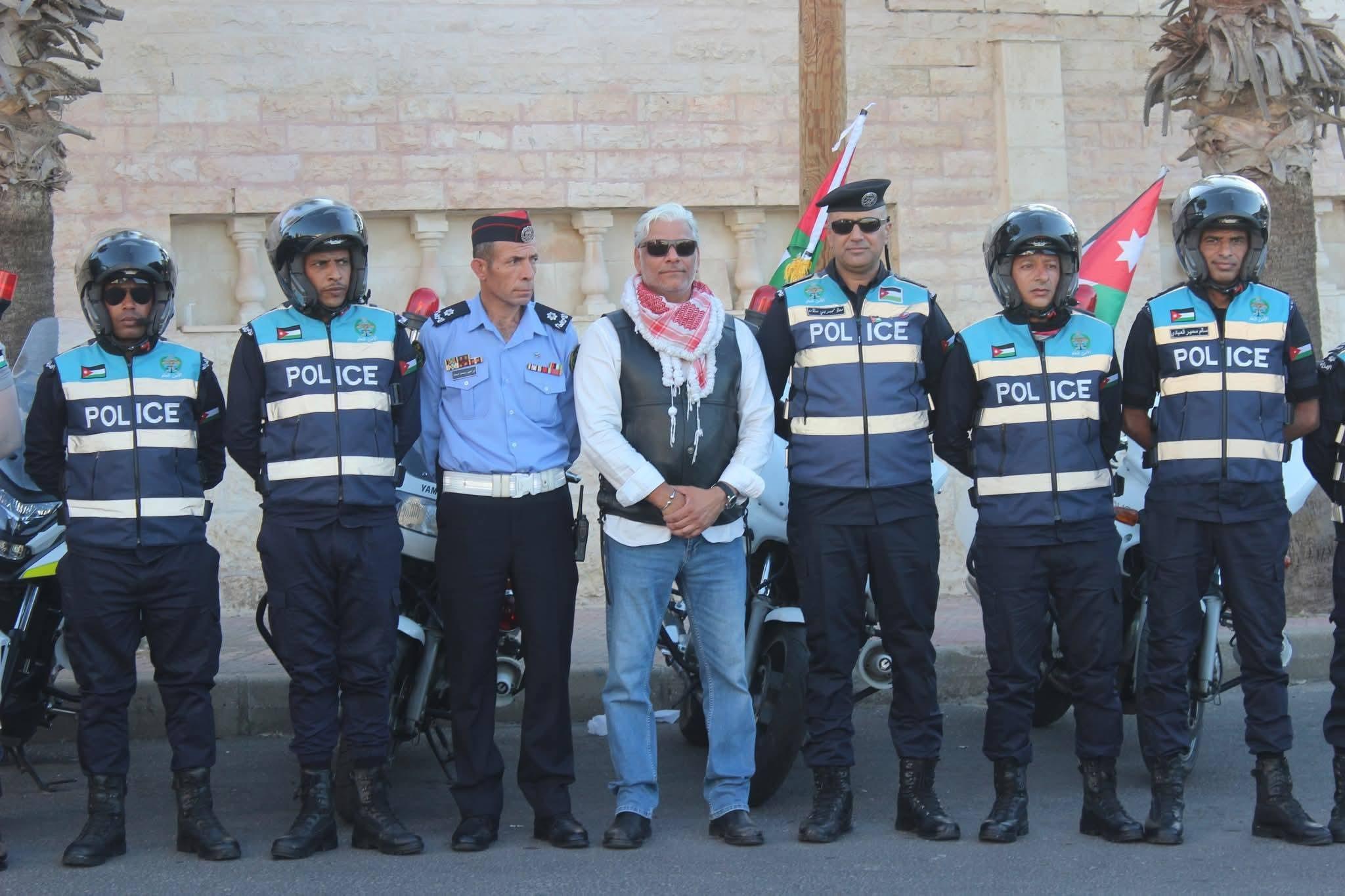 رئيس النادي مع ضباط دورية المرور من الأمن العام